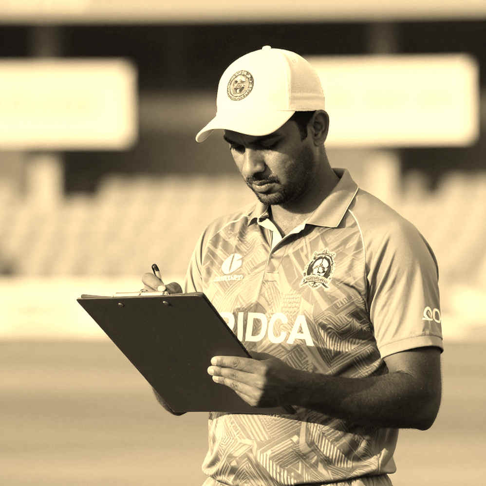 ফাঁকা ঘর, জোরে কথা: ক্রিকেটের তথ্যখাতা কীভাবে পারিশ্রমিক লিখে রাখে